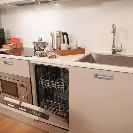 Stylish Grey Apartment - 5 Minutes From The Lake *