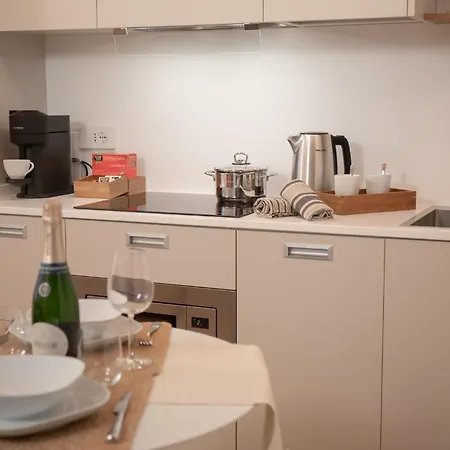 Stylish Grey Apartment - 5 Minutes From The Lake Como