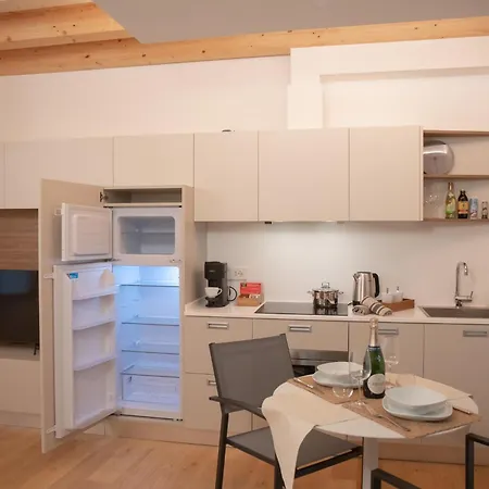 Stylish Grey Apartment - 5 Minutes From The Lake Apartment *