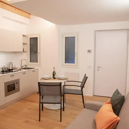 Apartment Stylish Grey Apartment - 5 Minutes From The Lake *