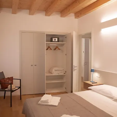 Stylish Grey Apartment - 5 Minutes From The Lake *