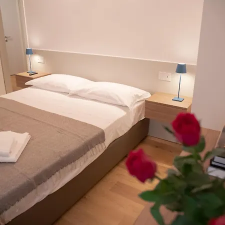 Stylish Grey Apartment - 5 Minutes From The Lake Apartment *