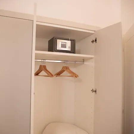 Apartment Stylish Grey Apartment - 5 Minutes From The Lake