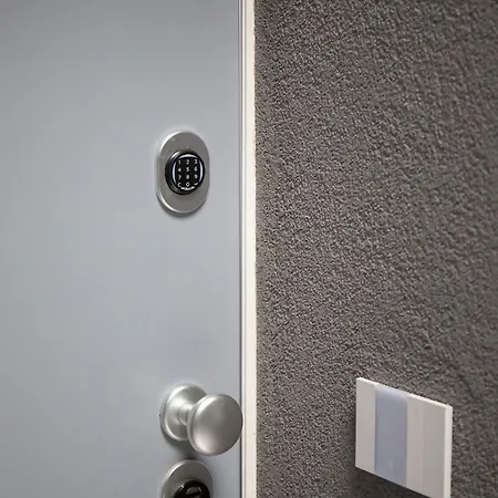 Stylish Grey Apartment - 5 Minutes From The Lake Apartment