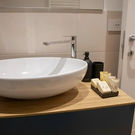 Stylish Grey - 5 Minutes From The * Como