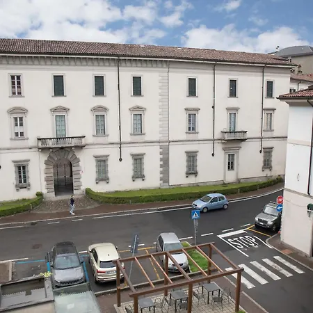 Stylish Grey Apartment - 5 Minutes From The Lake *