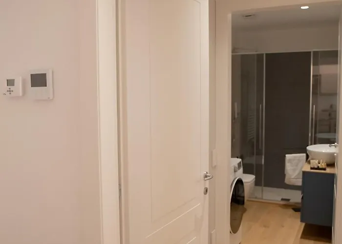 Apartment Stylish Grey - 5 Minutes From The *