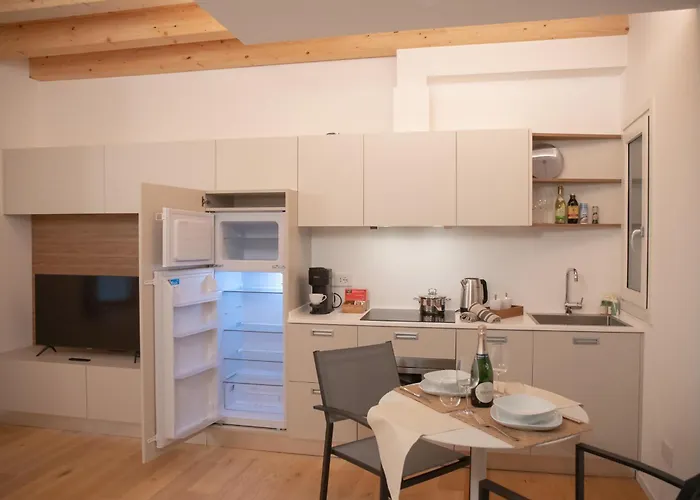 Stylish Grey - 5 Minutes From The Apartment *