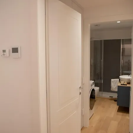 Apartment Stylish Grey - 5 Minutes From The *