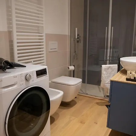 Stylish Grey Apartment - 5 Minutes From The Lake